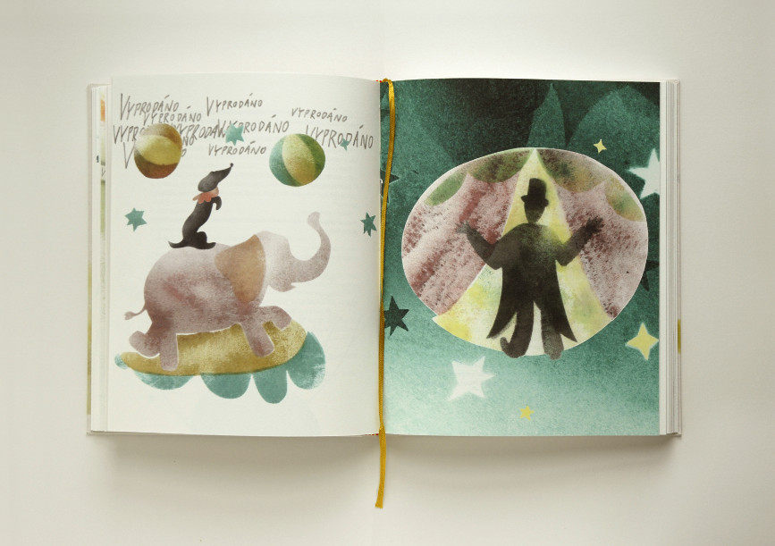 Fotografie otevřené knihy s ilustrací vlevo i  vpravo